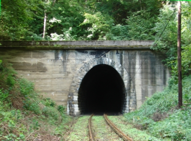 Pilchowice - Tunel kolejowy pod Gr Czyyk - Wjazd od strony przystanku. Foto Jerzy Granowski 