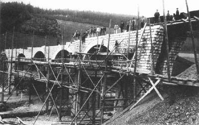 Budowa mostu kamiennego